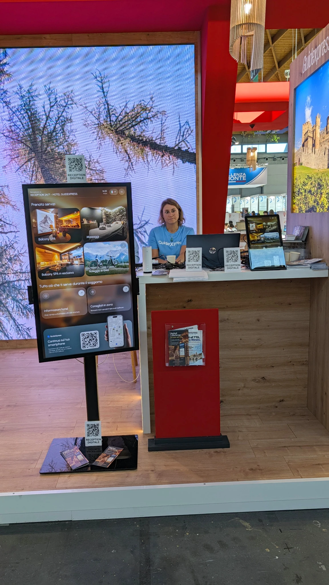 Il vero chiosco touchscreen ReceptionXpress presentato al TTG Travel Experience di Rimini nel 2026