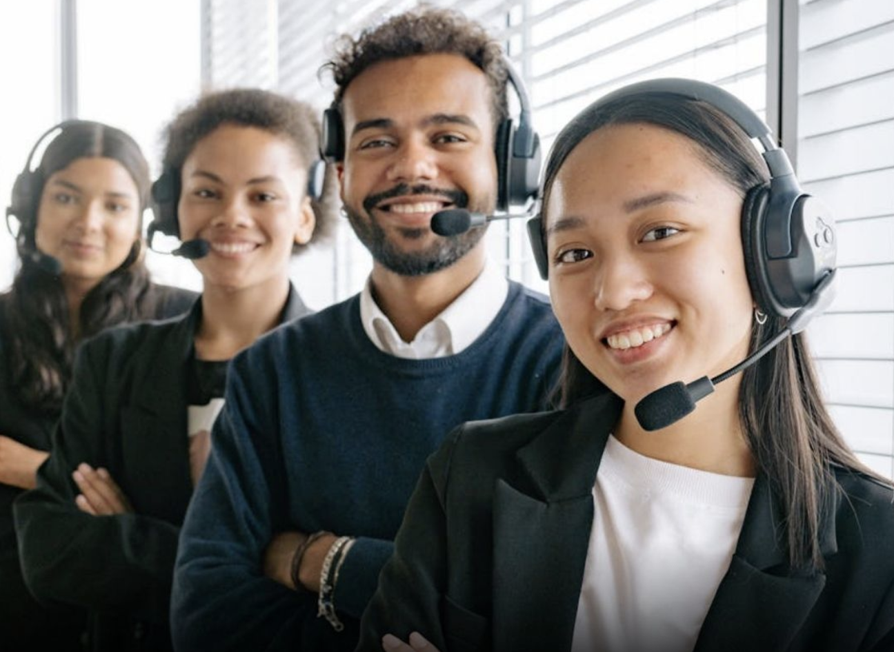 4 people part of a virtual receptionist answering service team